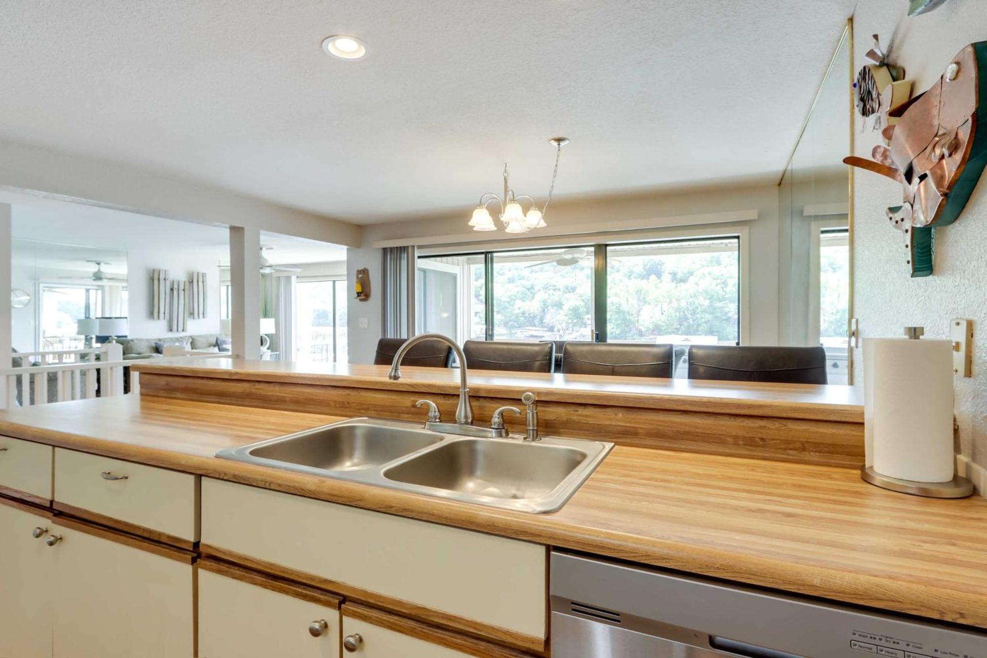 Lakefront Osage Beach Condo With Community Pool 외부 사진